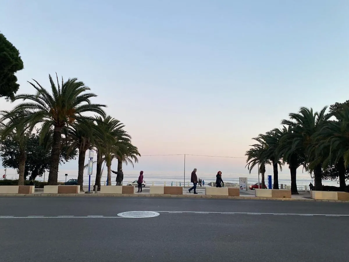 Beau 3 P. Parfaitement Situe Et Place De Parking A Disposition Mentona Francja
