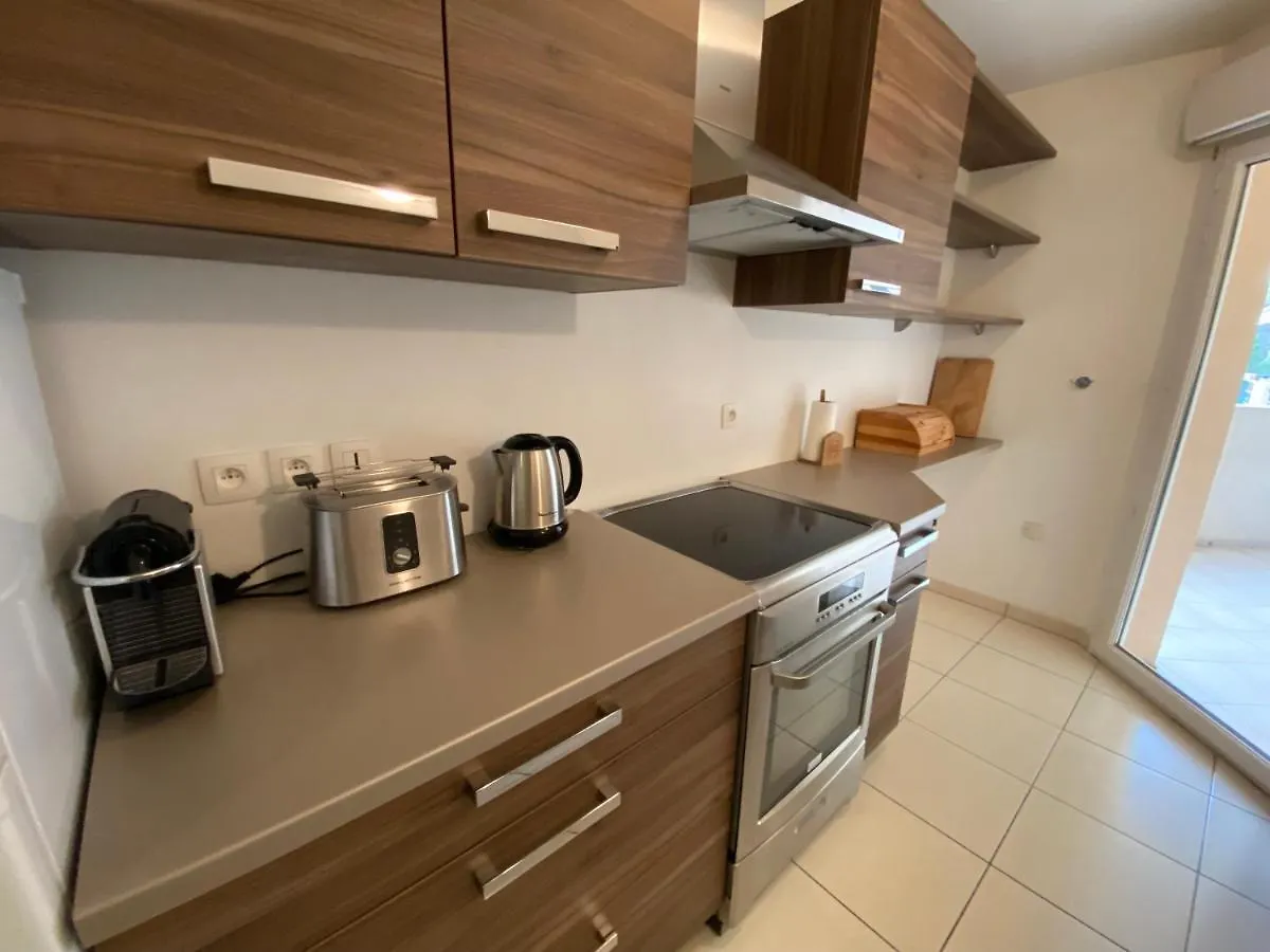 Apartment Beau 3 P. Parfaitement Situe Et Place De Parking A Disposition Menton
